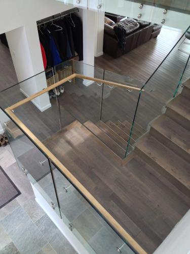 Sleek and Transparent Indoor Glass Railings/Achieve Elegance with Sleek Indoor Railings